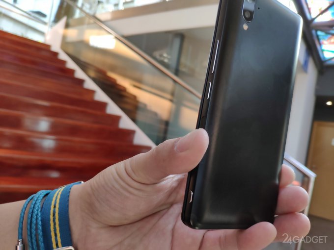 F(x)tec Pro 1: Android-слайдер с необычной QWERTY-клавиатурой (6 фото) F(x)tec Pro 1: Android-слайдер с необычной QWERTY-клавиатурой (6 фото)