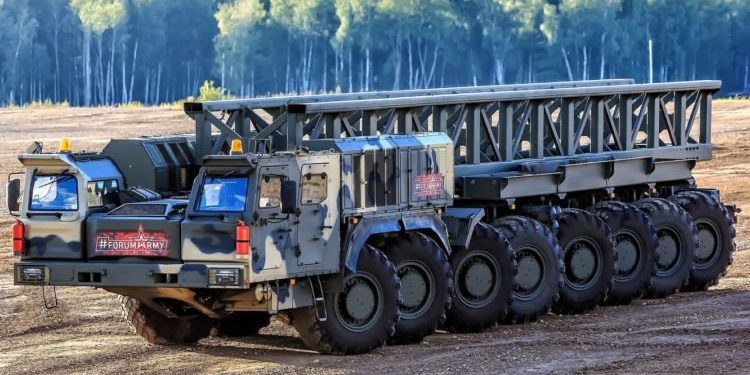 Посмотрите, как дрифтят российские тягачи для тяжелых ракет