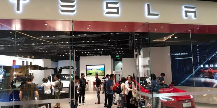 Tesla передумала закрывать все розничные магазины, но за это придется заплатить покупателям