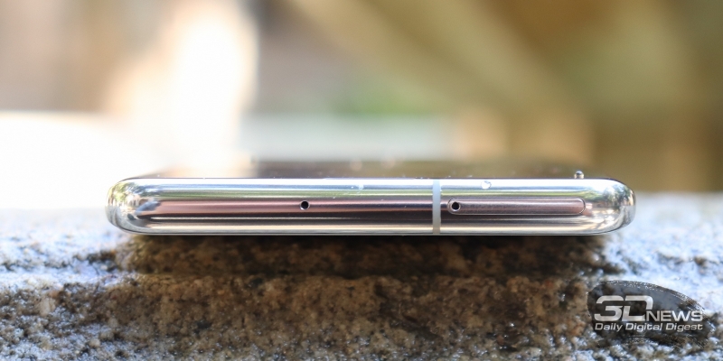 Samsung Galaxy S10+, верхняя грань: микрофон и слот для SIM-карт с картой памяти