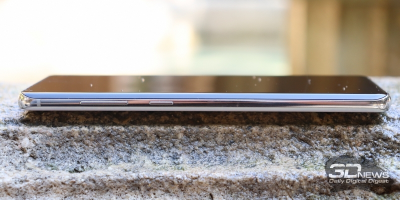 Samsung Galaxy S10+, левая грань: клавиша регулировки громкости и клавиша Bixby