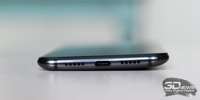 Xiaomi Mi 9, нижняя грань: порт USB Type-C и основной динамик (под правой решеткой)