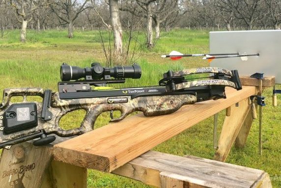 MacBook Pro испытали на прочность выстрелом из арбалета (видео)