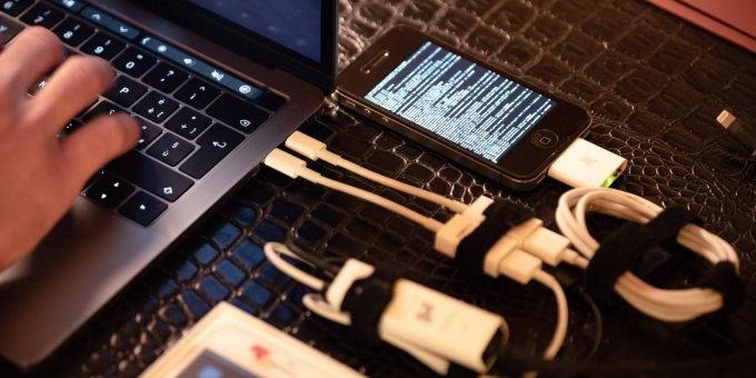 Прототипы iPhone помогают хакерам взламывать смартфоны от Apple (6 фото)