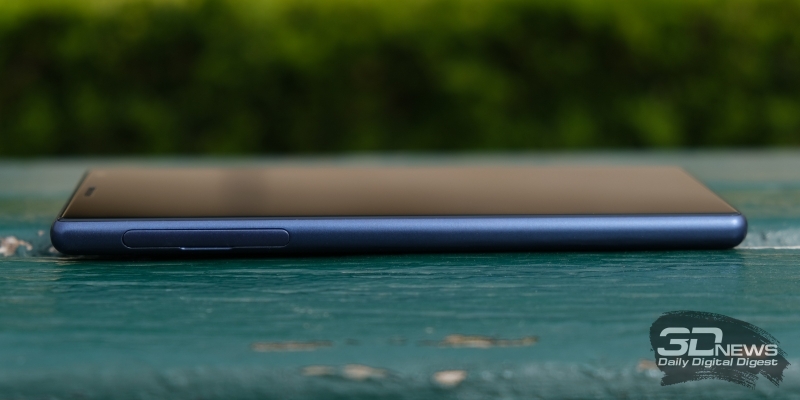 Sony Xperia 10, левая грань: слот для SIM-карт и/или карты памяти