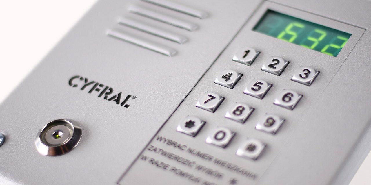 Студенты из Томска создали альтернативу ключам от домофона