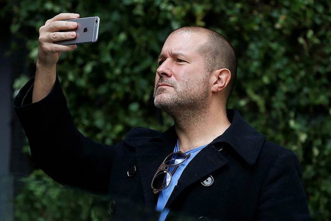 Apple покинут три ключевых специалиста из команды Джони Айва