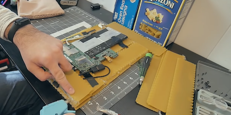 Блогер использовал лазанью для создания игрового компьютера