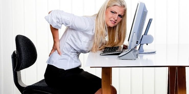 Сидеть за компьютером прямо — вредно! А как правильно?