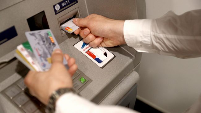 Центробанк предлагает перечислять зарплату по телефону