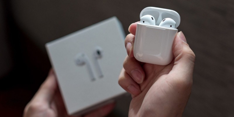 Как заряжаются AirPods и чехол? Всё продумано до мелочей
