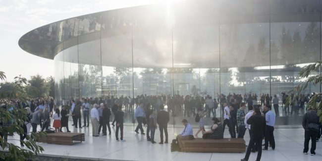 Выручка и прибыль Apple снизились