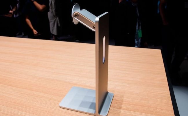 Apple продает подставку Pro Stand для монитора Pro Display XDR за 70 000 рублей. Не дорого ли?