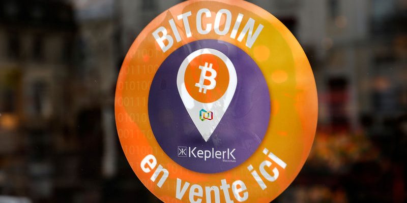 Биткоин подешевел более чем на 10%, опустившись ниже $10000 От Investing.com