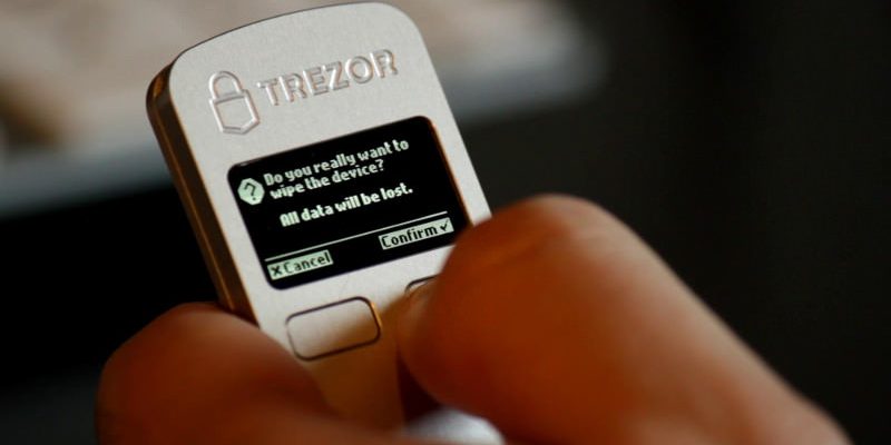 В аппаратных криптокошельах Trezor обнаружили неустранимую уязвимость