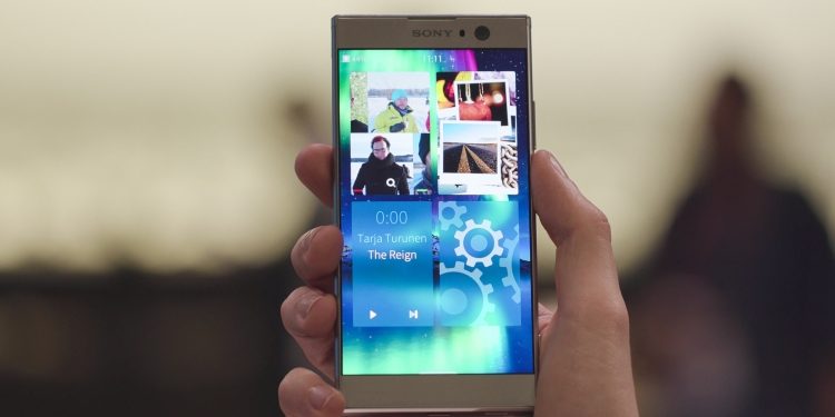 Чиновников хотят пересадить на смартфоны с российской ОС