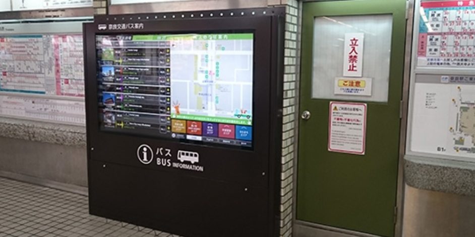 На двух японских автобусных станциях поставили широкоформатные сенсорные киоски