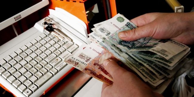 Заработок на страховке и настройке смартфона: сколько получают продавцы?