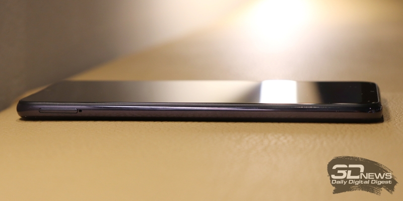 Xiaomi Mi A3, левая грань: гибридный слот для двух nano-SIM и карты памяти microSD