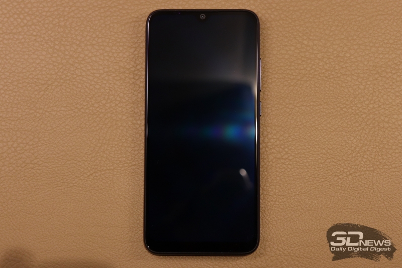 Xiaomi Mi A3, лицевая панель: в верхней части дисплея мы видим небольшой вырез со вписанной в него фронтальной камерой; сканер отпечатков пальцев расположен под экраном