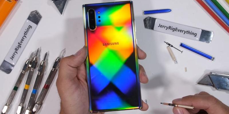 Galaxy Note 10+ погнули, поцарапали и подожгли