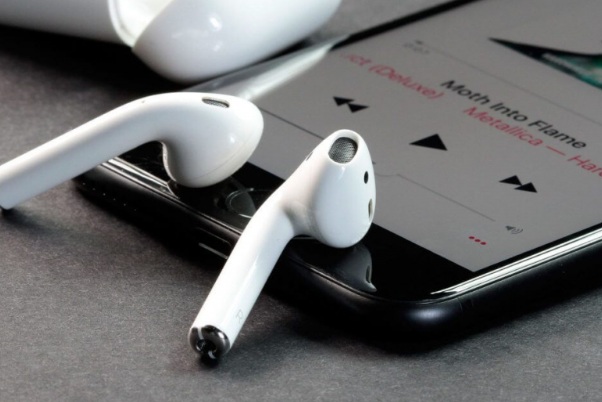 Россияне переходят на беспроводной звук: продажи Bluetooth-наушников взлетели вдвое