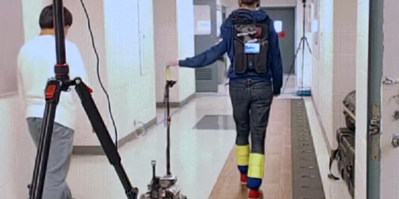 Для людей с двигательными нарушениями создан робот-трость Canine