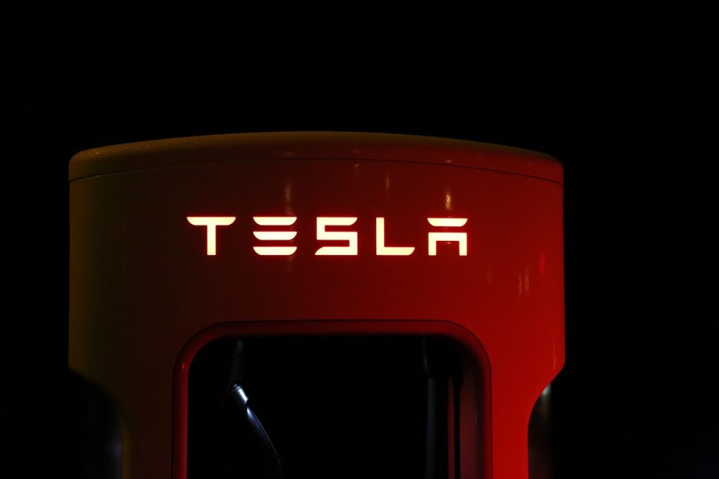 При помощи специального прибора электрокары Tesla становятся шпионской системой