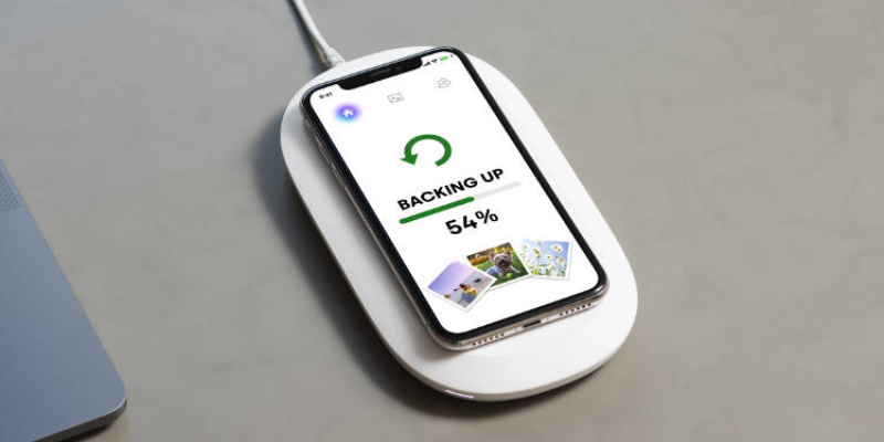 гаджет для резервного копирования с беспроводной зарядкой iPhone