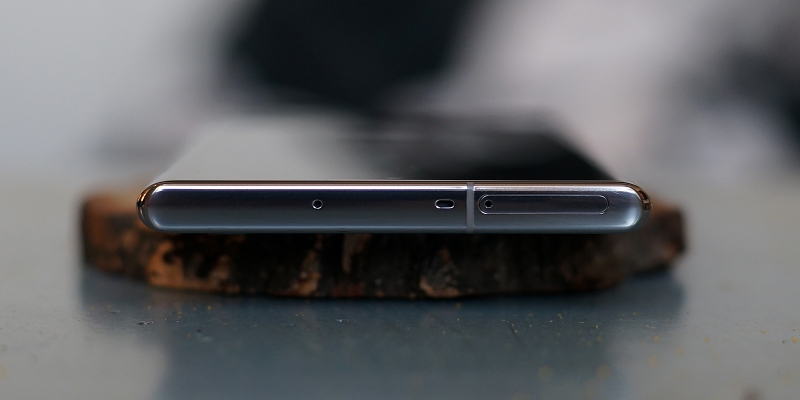 Samsung Galaxy Note10+, верхняя грань: слот для SIM-карт и карты памяти и два микрофона