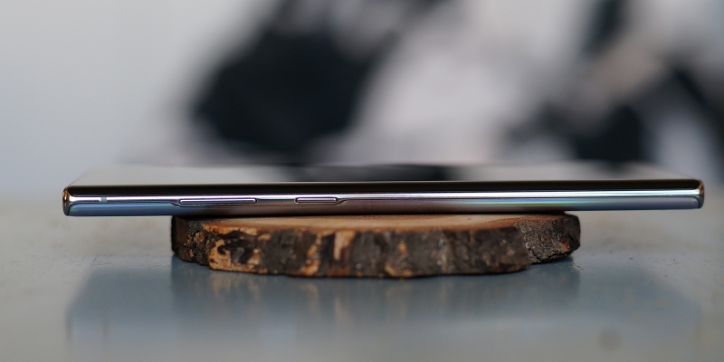 Samsung Galaxy Note10+, левая грань: клавиша регулировки громкости/спуска затвора громкости и клавиша блокировки/вызова помощника Bixby