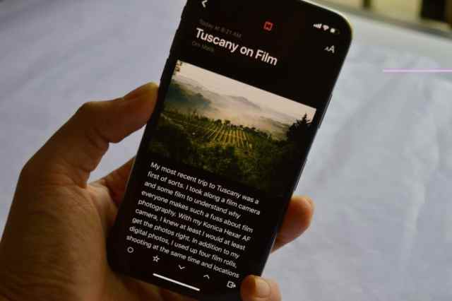 iPhone-X-Reading-in-Dark-Mode-OLED-Screen-2