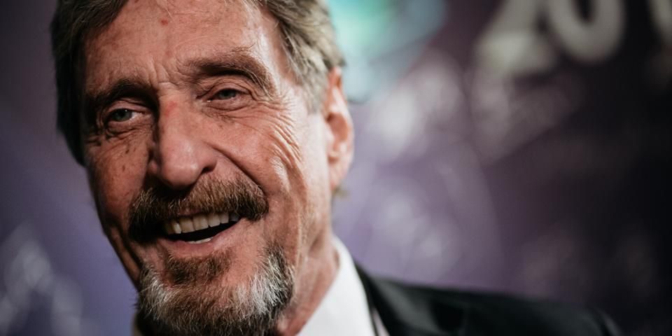 Джон Макафи объяснил, почему правительства боятся криптовалют и крепко держатся за свои фиатные деньги