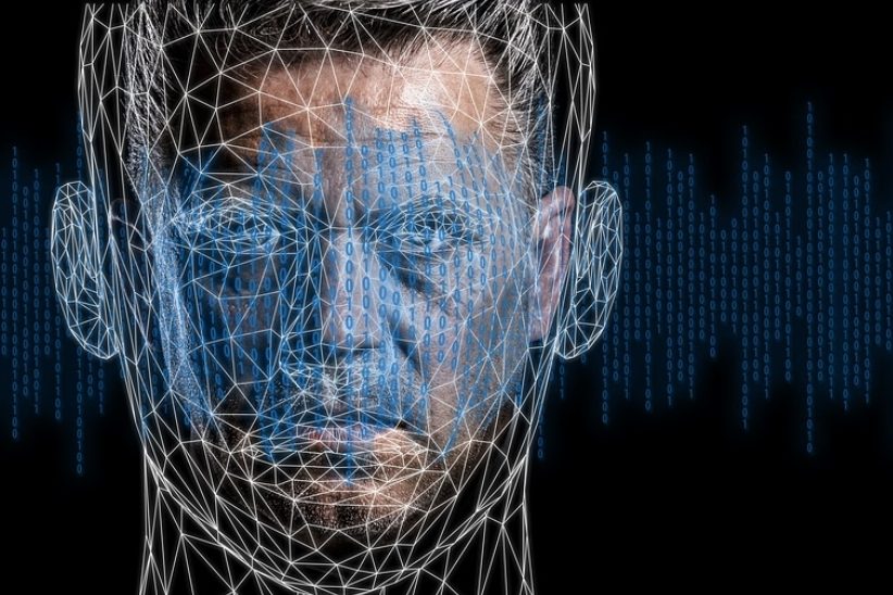 Методом компиляции нейросеть создала 100 000 изображений несуществующих людей