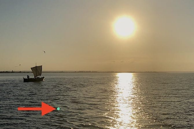 Откуда берутся зеленые или желтые точки на фото с камеры iPhone, и как их убрать?