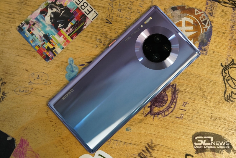 Huawei Mate 30 Pro, задняя панель: в круге — четыре камеры, сбоку от круга — двойная светодиодная вспышка и лазерный помощник автофокуса