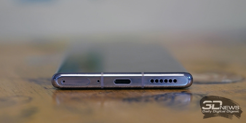 Huawei Mate 30 Pro, нижняя грань: слот для SIM-карт и карты памяти, микрофон, порт USB Type-C, основной динамик