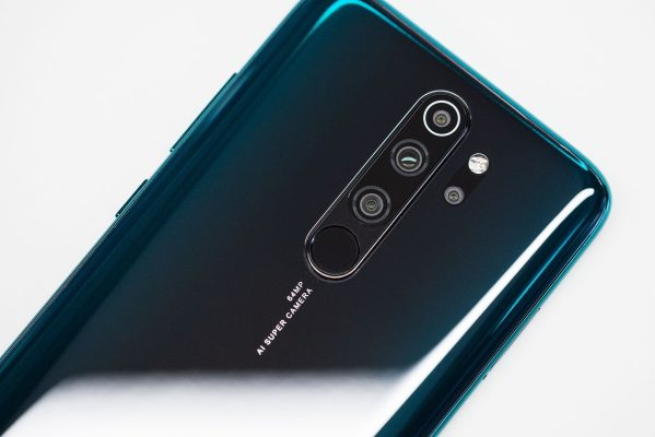 недорогой смартфон, беспроводной Powerbank, фен и чемодан