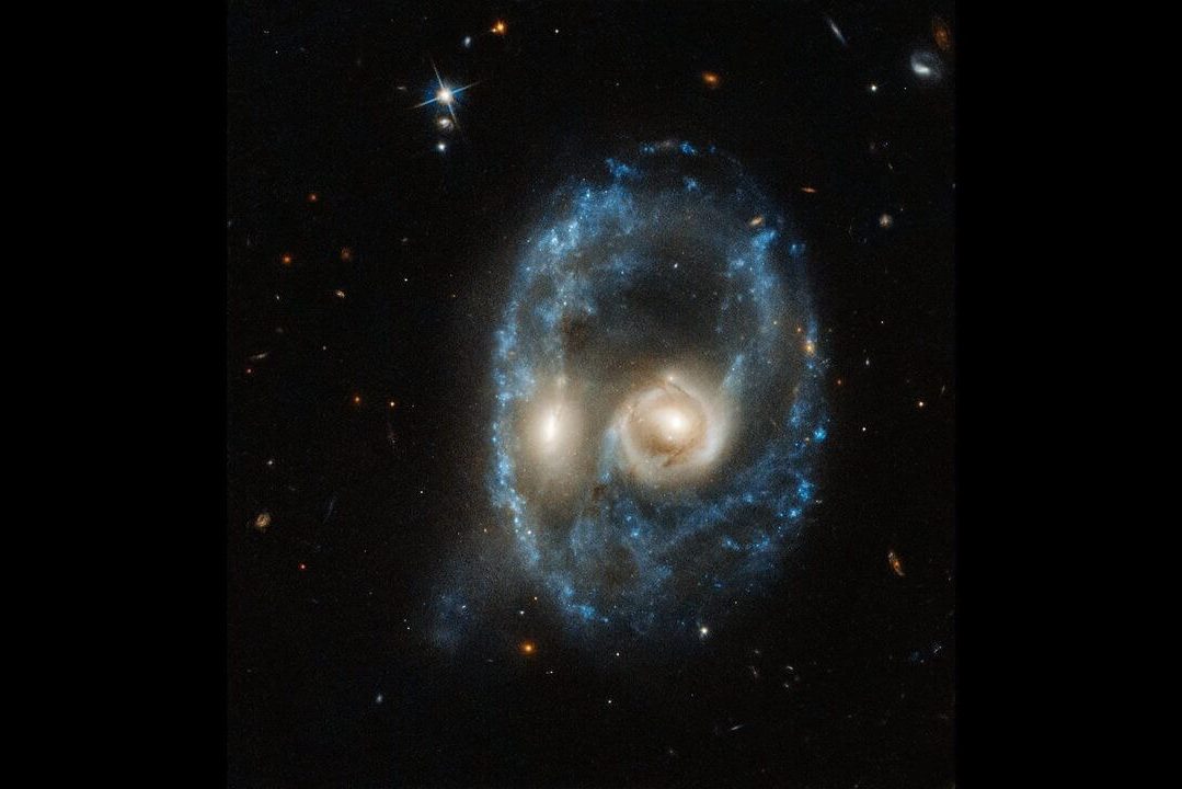 Хаббл сфотографировал гигантское пугающее лицо, которое смотрит на нас из глубин космоса