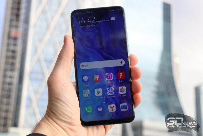 на подножке уходящего поезда / Смартфоны