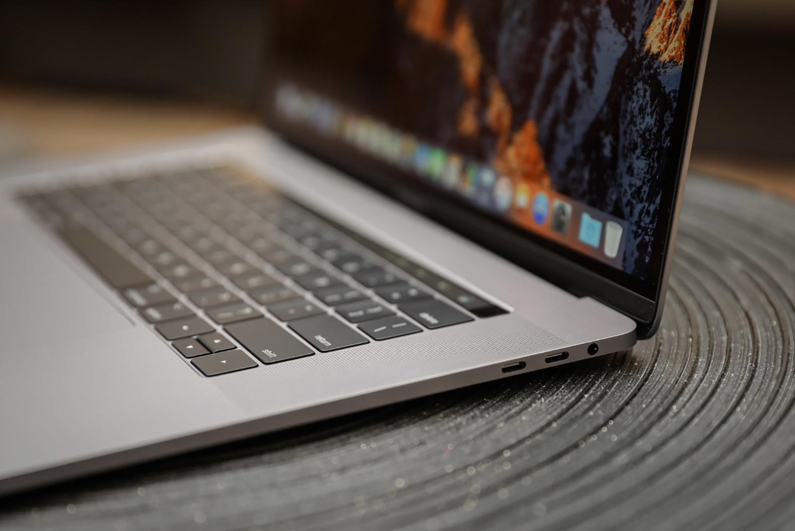  яблоко MacBook Pro-сенсорный бар-15-дюймовый 2017-41941.jpg 
