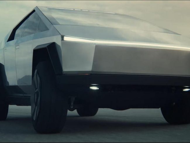 <pre>Илон Маск показывает электрический кибер-трюк Теслы и разбивает его окна