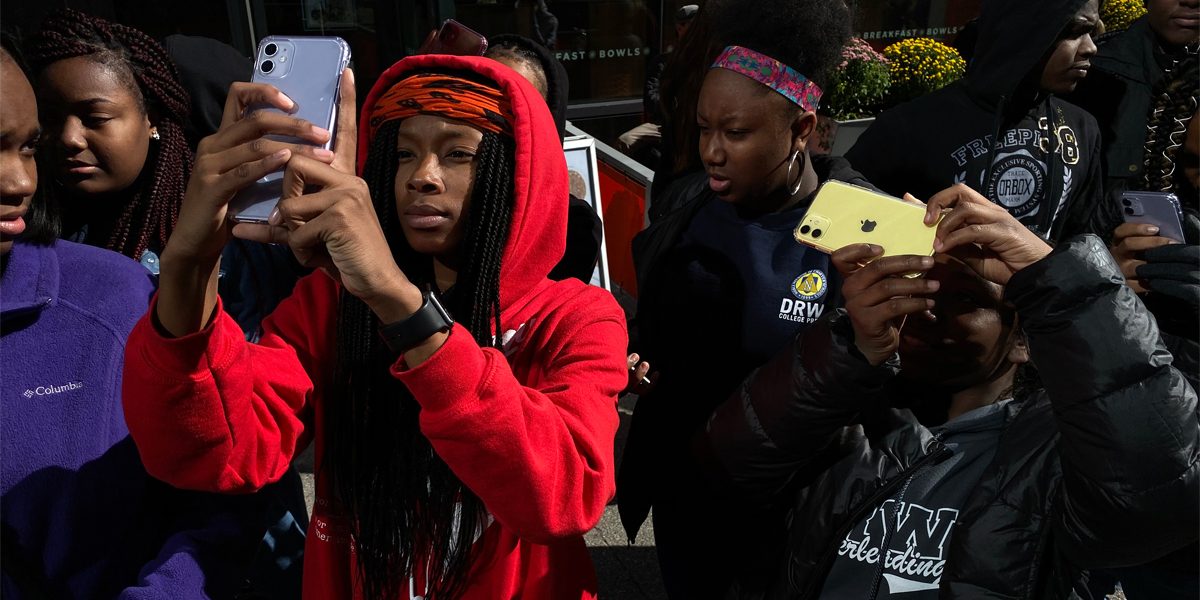 <pre>Apple сотрудничает со 100 камерами, чтобы обучать студентов Чикаго фотографировать с iPhone