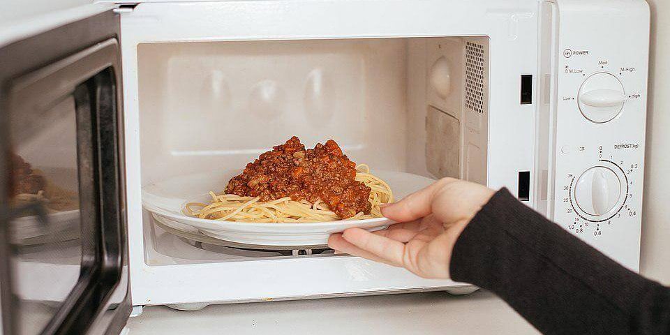 Безопасно ли стоять перед микроволновой печью?