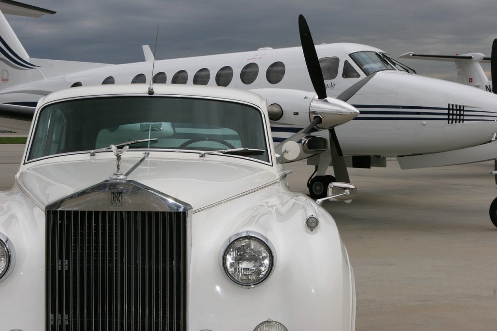 Rolls-Royce на фоне самолета