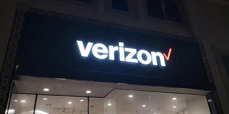 <pre>Продавец Verizon говорит, что ему достаточно продавать iPhone и Samsungs