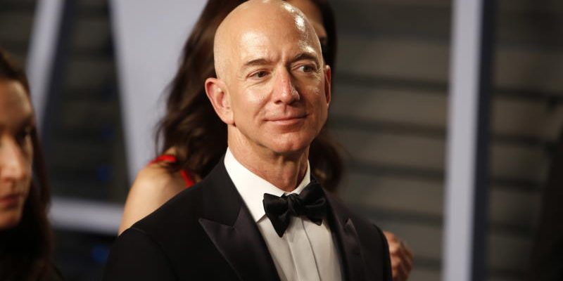 Глава Amazon — самый богатый человек планеты. Forbes назвал его неудачником