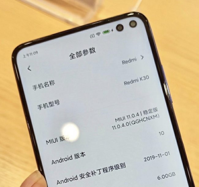 В дисплее Redmi K30 два отдельных выреза для камер