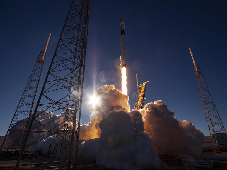 <pre>Интернет из космоса: SpaceX Элона Маска запускает 60 новых спутников для обслуживания в США