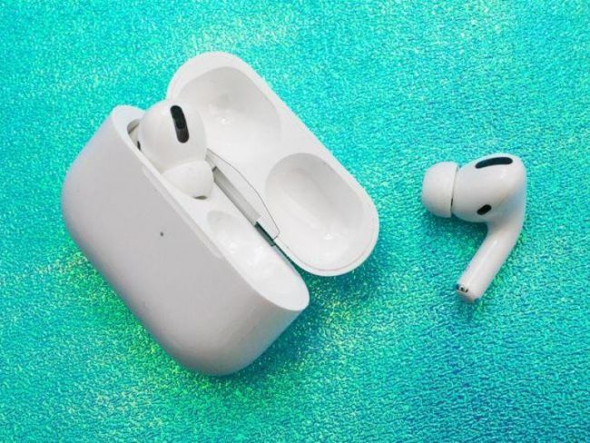 <pre>Он был одет в AirPods и кричал. Тогда женщина жаловалась